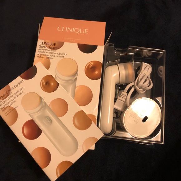 Clinique Sonic Airbrushed Liquid Foundation Brush - Picture 3 of 4